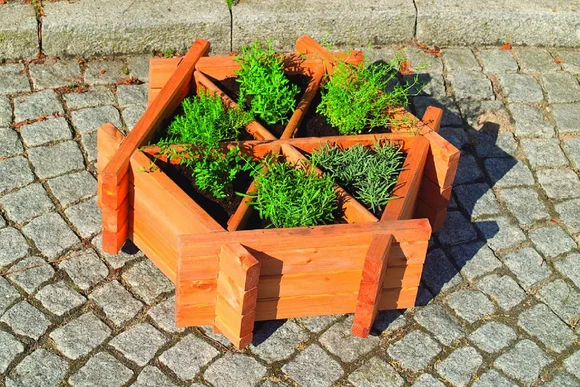 Sechseckiger Holzübertopf mit Kräutern